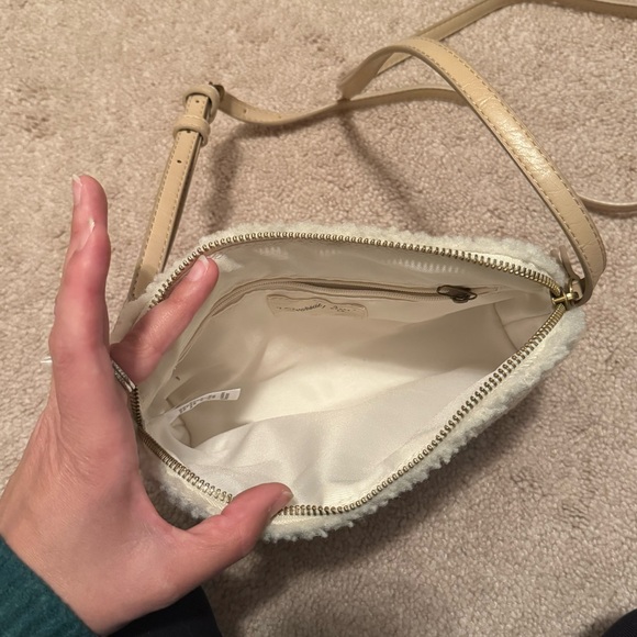 Universal Thread Crossbody - Picture 5 of 5